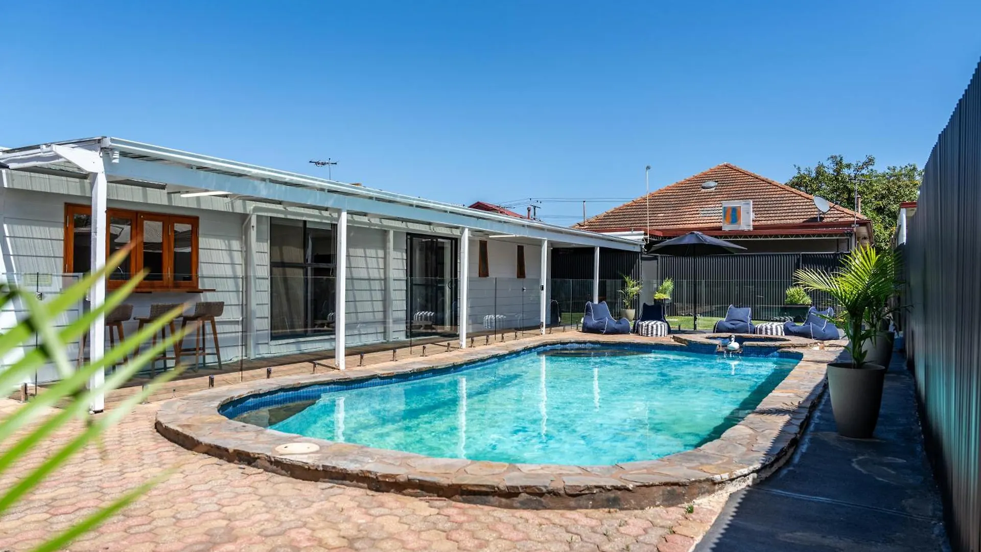Neptune - 2Br Private Pool Wifi Thebarton Villa